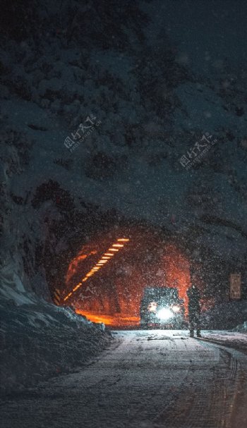 隧道雪景