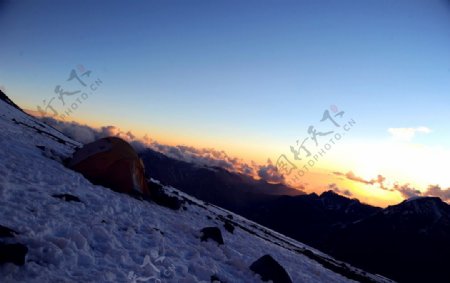 夕阳下的雪山美景