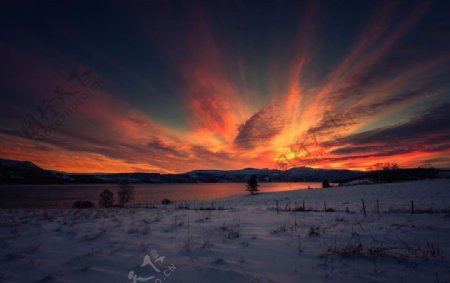 日出和日落冬季天空湖泊雪