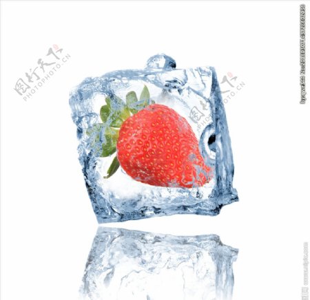 创意冰块里的草莓
