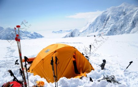 雪地里的帐篷