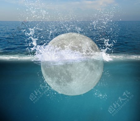 月亮掉进大海创意合成素材