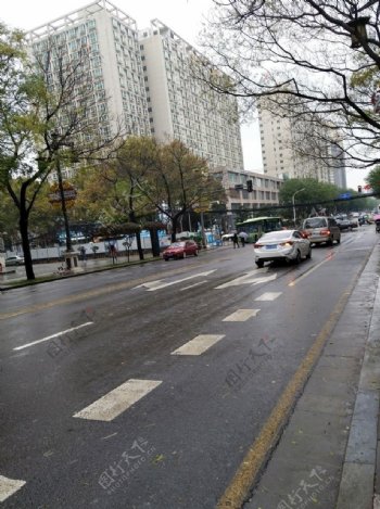 雨天的城市道路