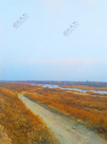 深秋时节的河道风景