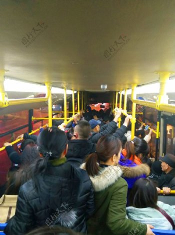 拥挤的公交车