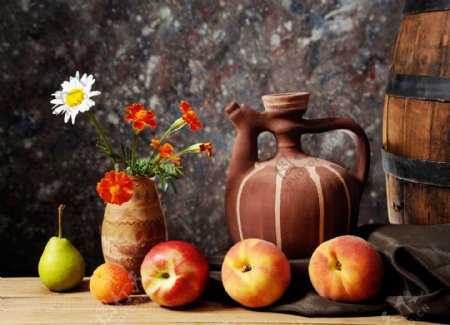 桌子上的水果和花瓶
