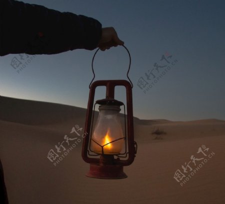 沙漠中的指路煤油灯