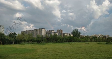 草地彩虹