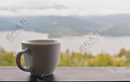 白色陶瓷茶杯的选择性对焦摄影