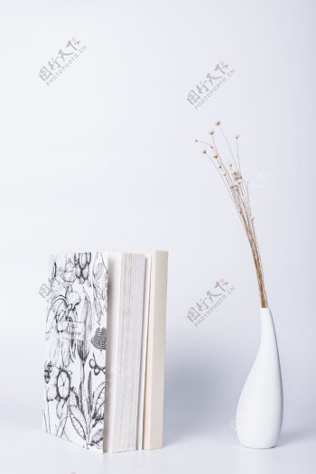 书籍和花瓶