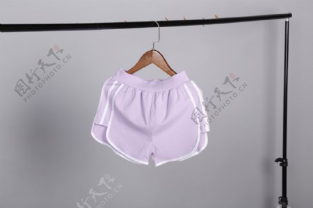 紫色白条纹运动短裤实物图摄影图