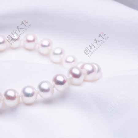 时尚韩式乳白色银白珍珠手链摄影图