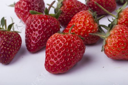 新鲜可口草莓实物图摄影图2