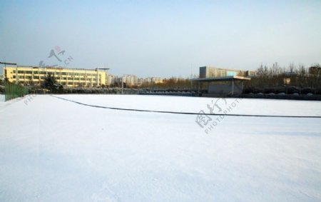 校园操场雪景
