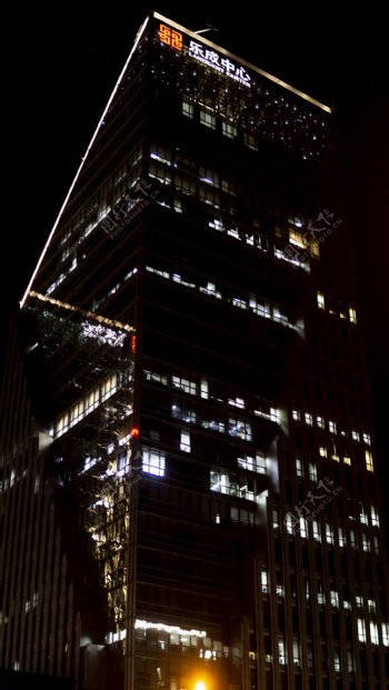 斜角型大楼夜景图片