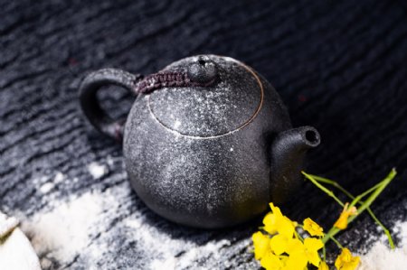 一只黑色的陶瓷茶壶