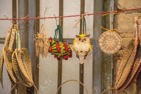 木质窗子前装饰的稻草编制猫头鹰
