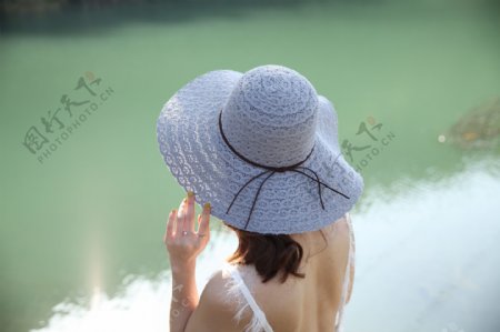 戴太阳帽遮阳帽穿吊带裙的模特12