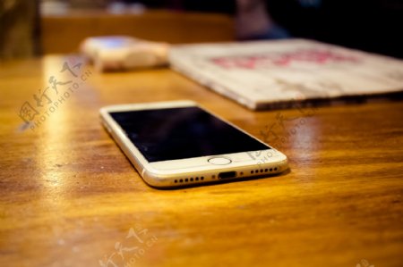 餐桌上的白色手机