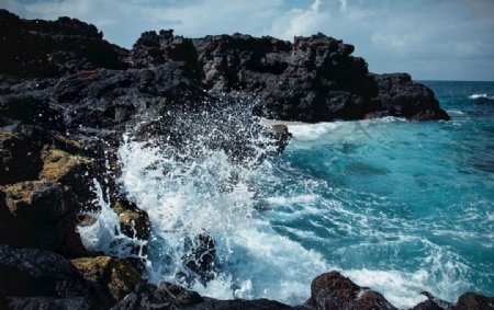 海浪溅落在岩层上