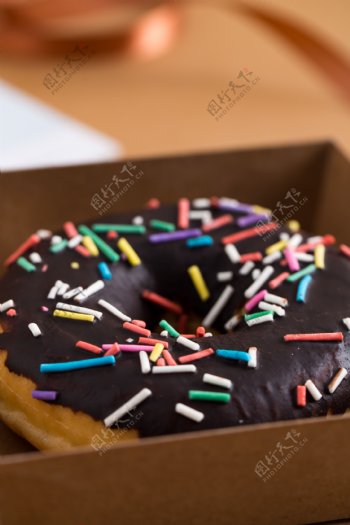 摄影图实物图多彩糖粒甜甜圈8
