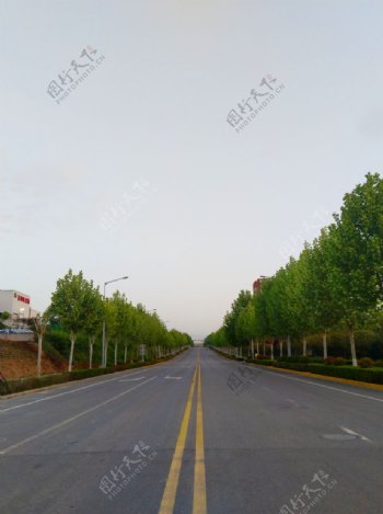 夕阳下的道路风景