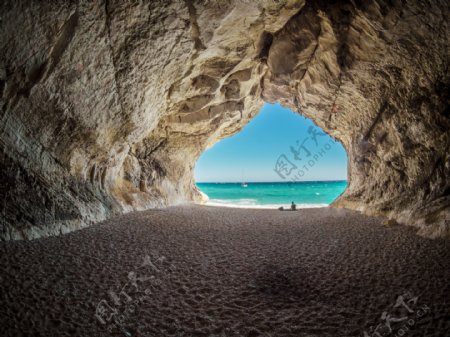 沙滩洞穴
