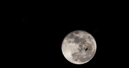 月光下的飞机
