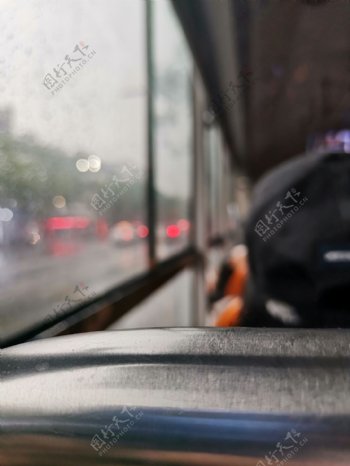 繁华喧闹公交车都市风景雨天