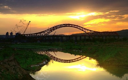 落日映靓渭河桥