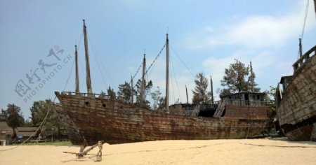 沙滩上破旧的古船