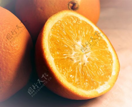 切成一半的橙子