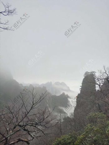 黄山雨天摄影油画风景图