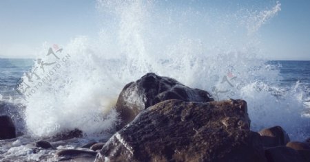 海浪击打岩石