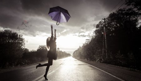 公路雨伞女人风景