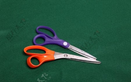 橙色和紫色剪刀