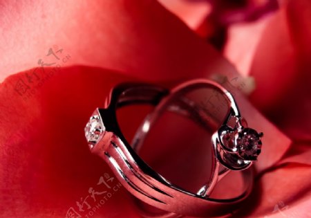钻戒结婚求婚钻石戒指一对男女双