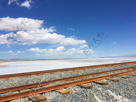 青海盐湖的铁路