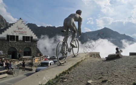 比利牛斯环法自行车赛雕塑
