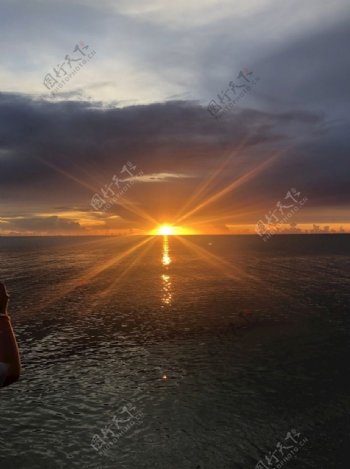 日落海滩海洋那不勒斯的佛