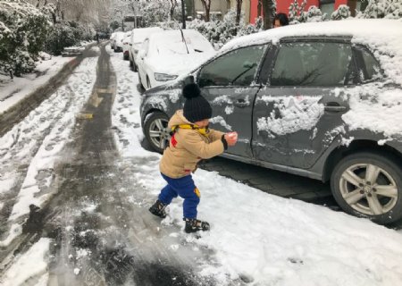 玩雪的小孩