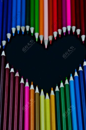 彩色的铅笔丰富多彩心脏爱