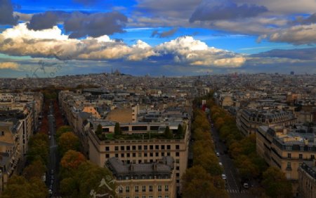 巴黎凯旋门上俯瞰圣心大教堂