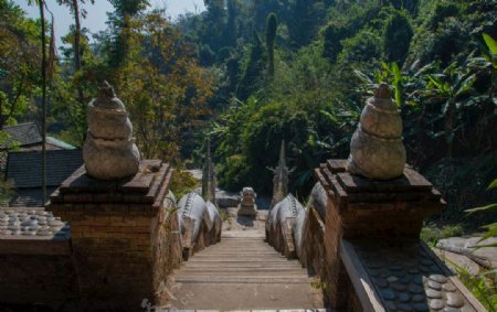 楼梯的寺庙泰国寺庙在丛林中