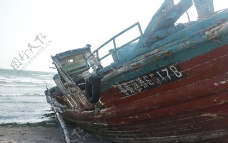 破旧渔船