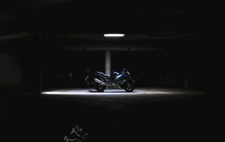 黑暗下的摩托车