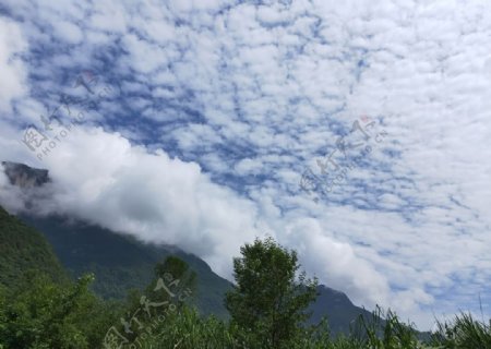 天空与山