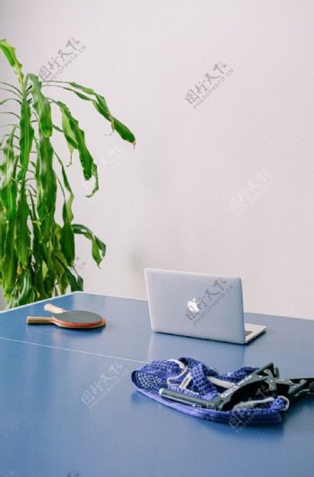 办公桌上的苹果电脑