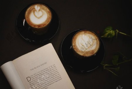 书本与咖啡样机
