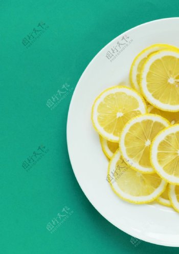 一盘黄色柠檬片